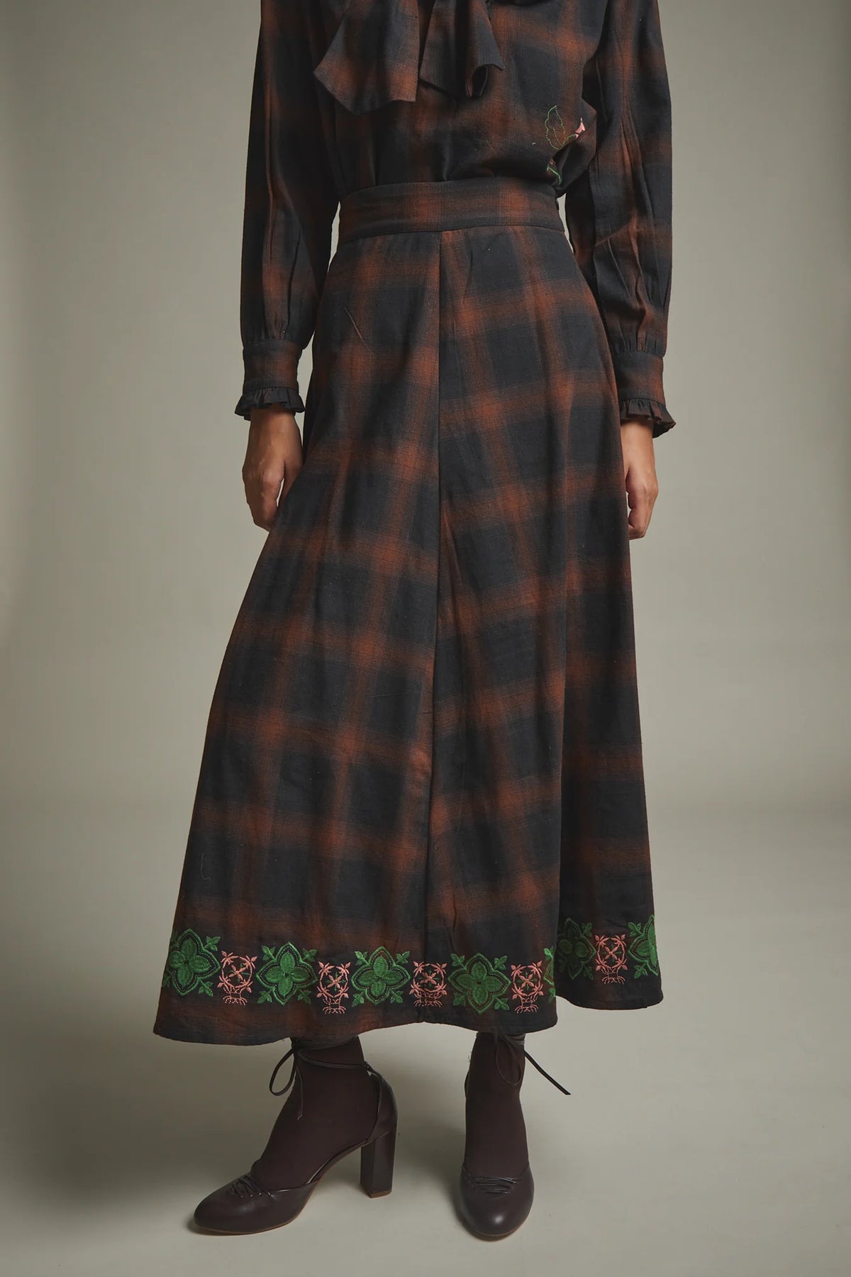 FALDA ZURI MARRON