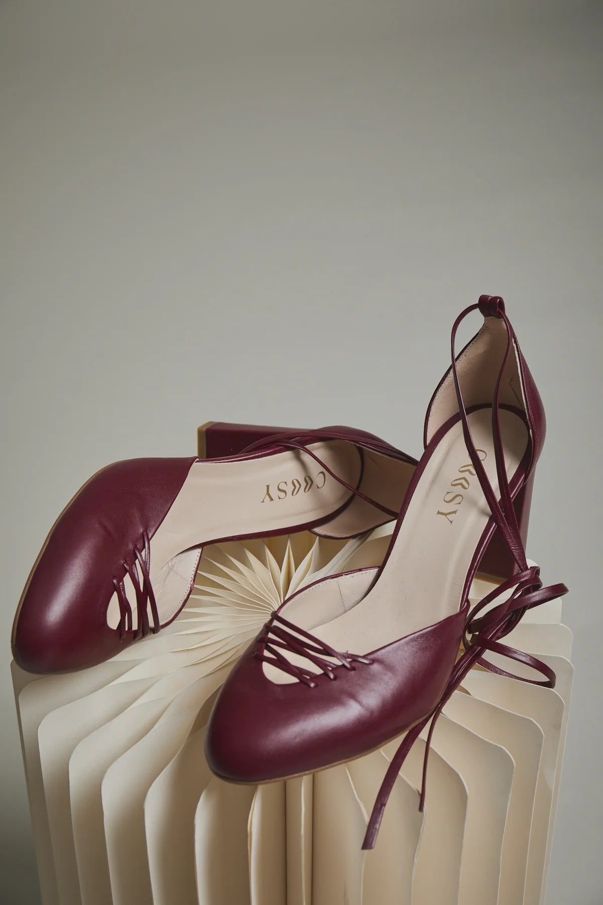 ZAPATO LAZADA BURDEOS
